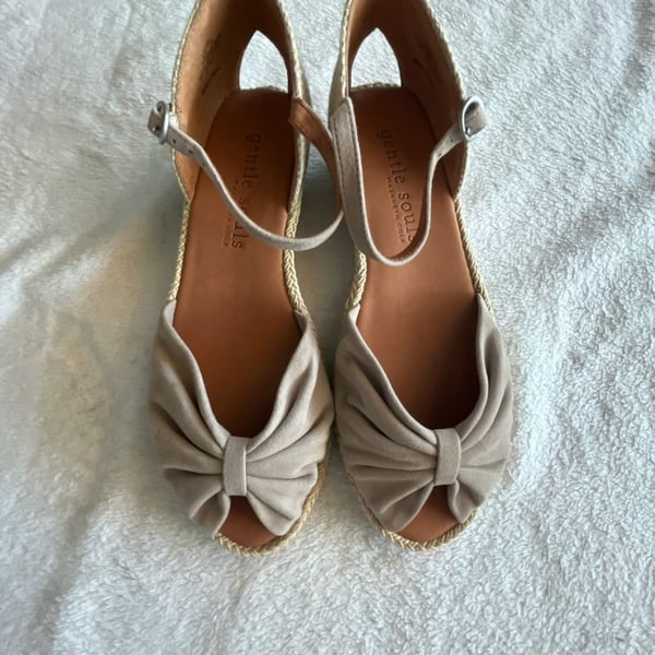 Gentle Souls Lucille Low Wedge Espadrille Size 7M Taupe Suede Sandal