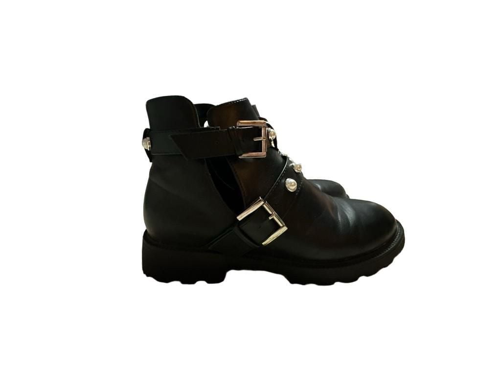 JustFab Clarice Cut-Out Lug Sole Boots Size 9 Pearl Buckle Black 2