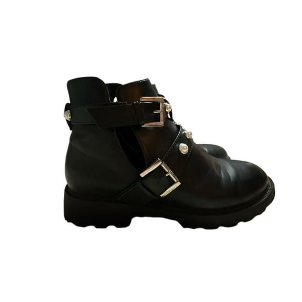 JustFab Clarice Cut-Out Lug Sole Boots Size 9 Pearl Buckle Black