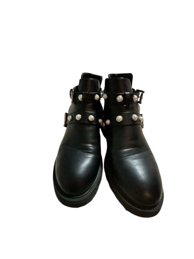JustFab Clarice Cut-Out Lug Sole Boots Size 9 Pearl Buckle Black 3