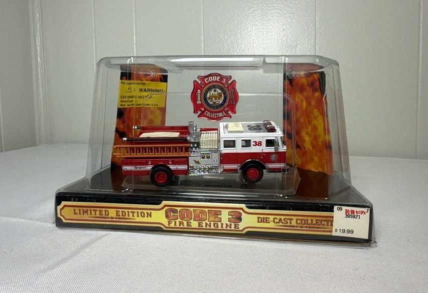 Code 3 City of Houston Seagrave Pumper Fire Engine #38 Die-Cast Collectible 1