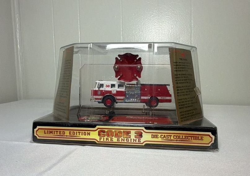 Code 3 City of Houston Seagrave Pumper Fire Engine #38 Die-Cast Collectible 2