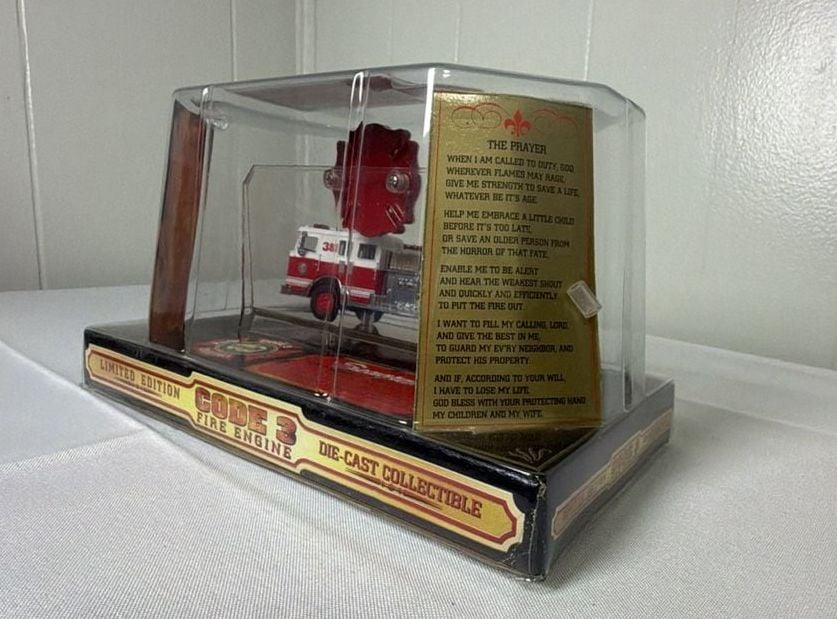 Code 3 City of Houston Seagrave Pumper Fire Engine #38 Die-Cast Collectible 3