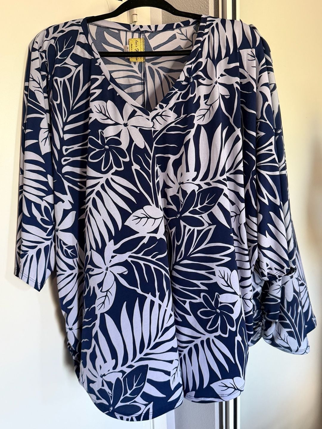Lee's Fashion Tunic Top Size 3XL Blue White Tropical Leaf V-Neck 2