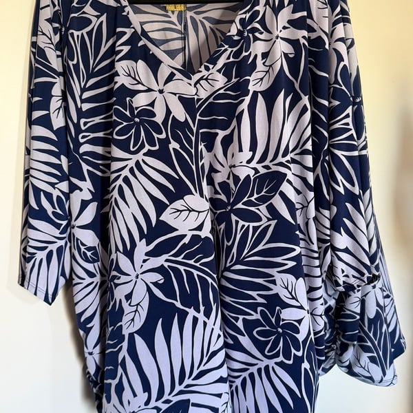 Lee's Fashion Tunic Top Size 3XL Blue White Tropical Leaf V-Neck