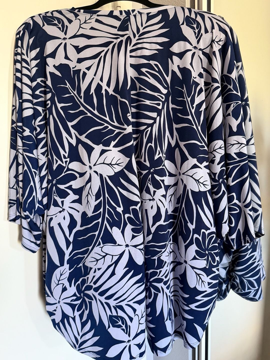 Lee's Fashion Tunic Top Size 3XL Blue White Tropical Leaf V-Neck 3
