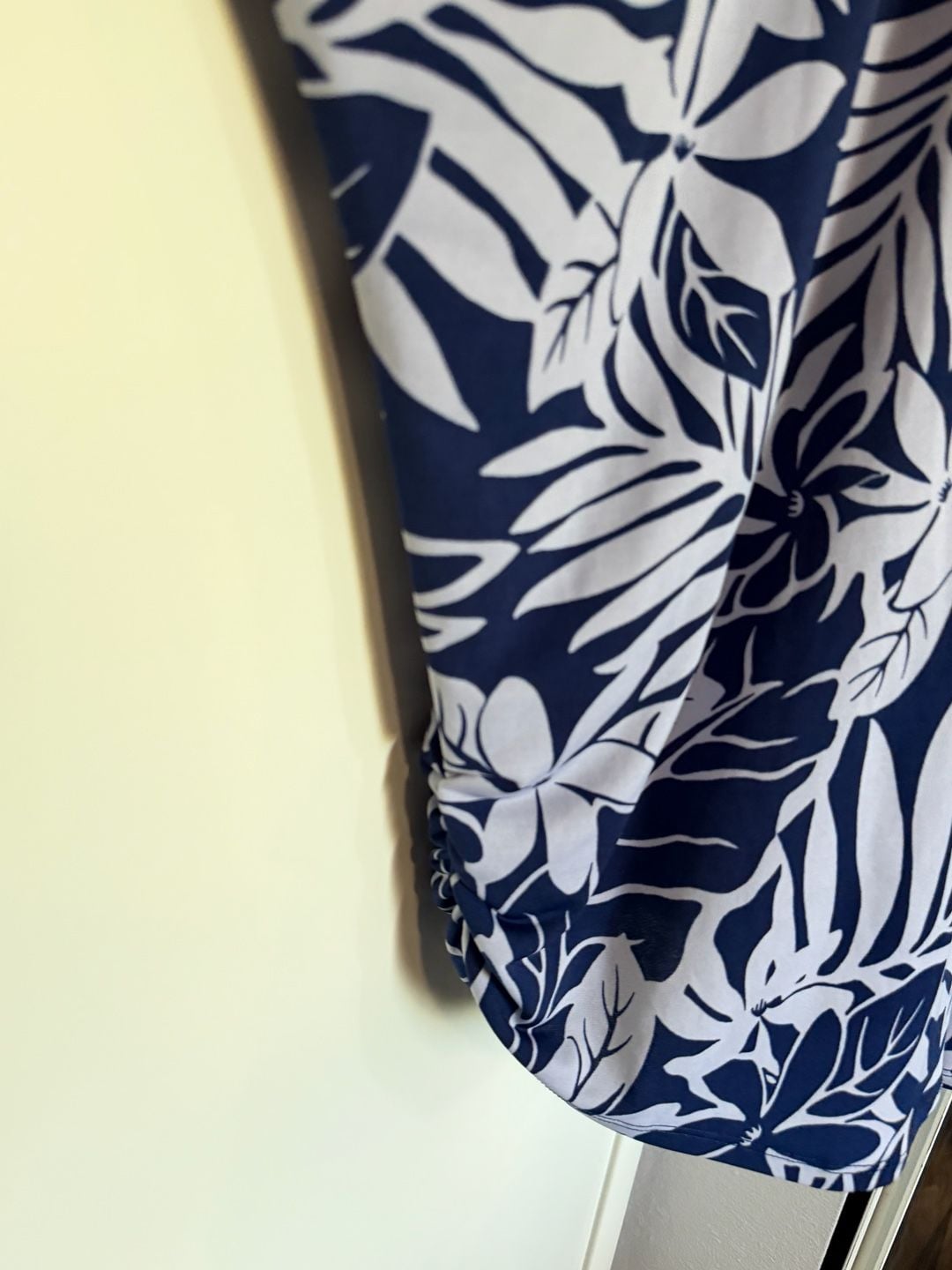 Lee's Fashion Tunic Top Size 3XL Blue White Tropical Leaf V-Neck 5