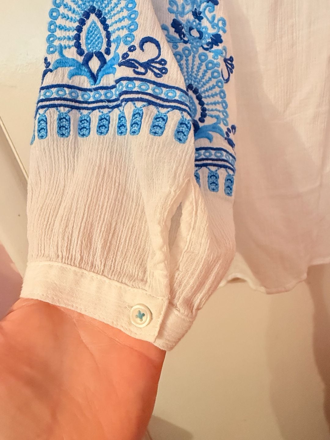 Talbots Crinkle Gauze Embroidered Top Size MP White Blue V-Neck 7