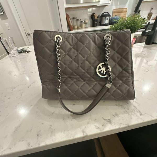 Michael Kors Susannah Large Quilted Tote Handbag Pearl Grey