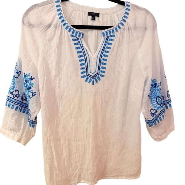 Talbots Crinkle Gauze Embroidered Top Size MP White Blue V-Neck