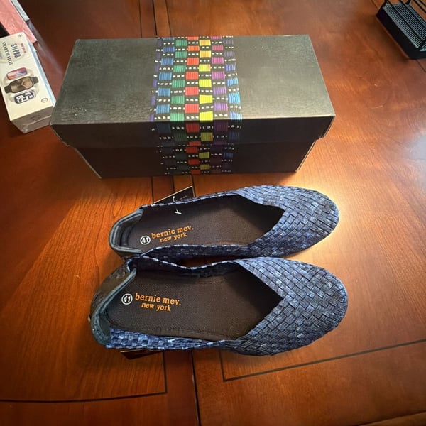 Bernie Mev Catwalk Flats Size 41 Jeans Woven Memory Foam Shoes