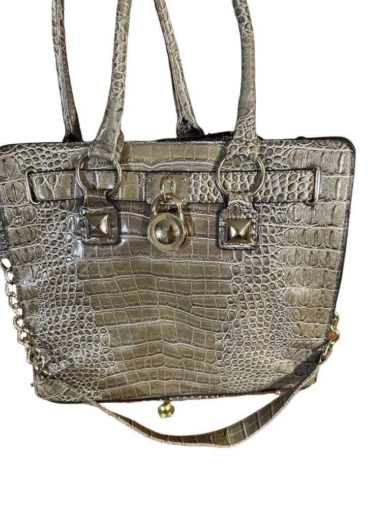 Stylish Handbag Purse with Gold-Tone Strap – No Brand 2
