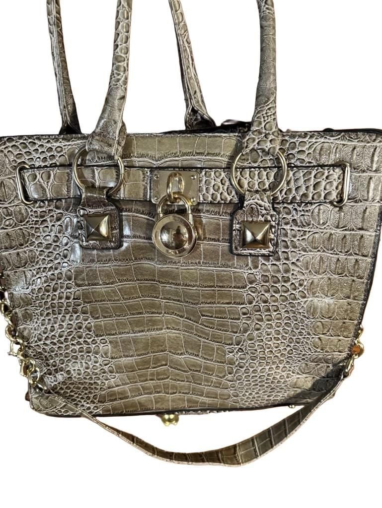 Stylish Handbag Purse with Gold-Tone Strap – No Brand 3