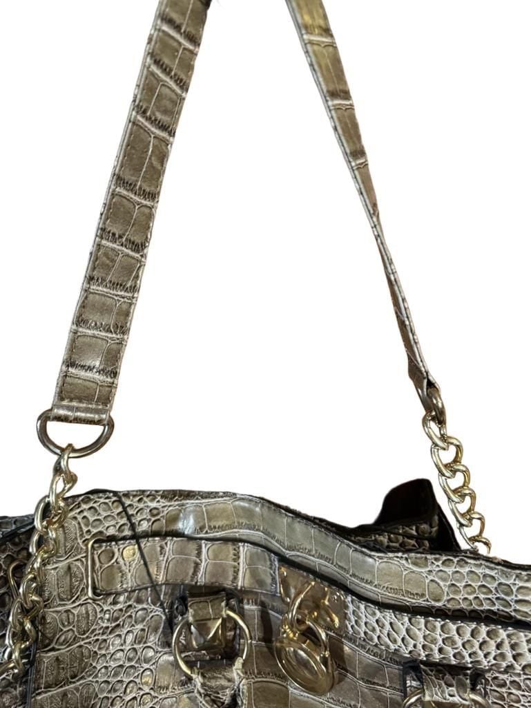 Stylish Handbag Purse with Gold-Tone Strap – No Brand 9