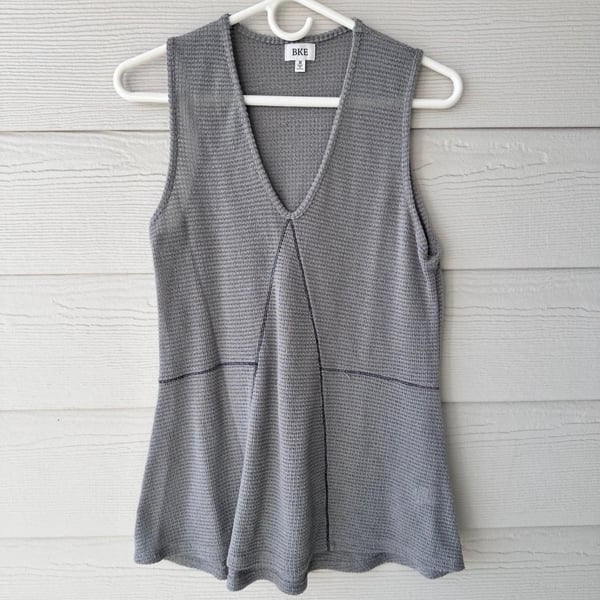 BKE Waffle Knit Tank Top Size M Gray Exposed Seam V-Neck
