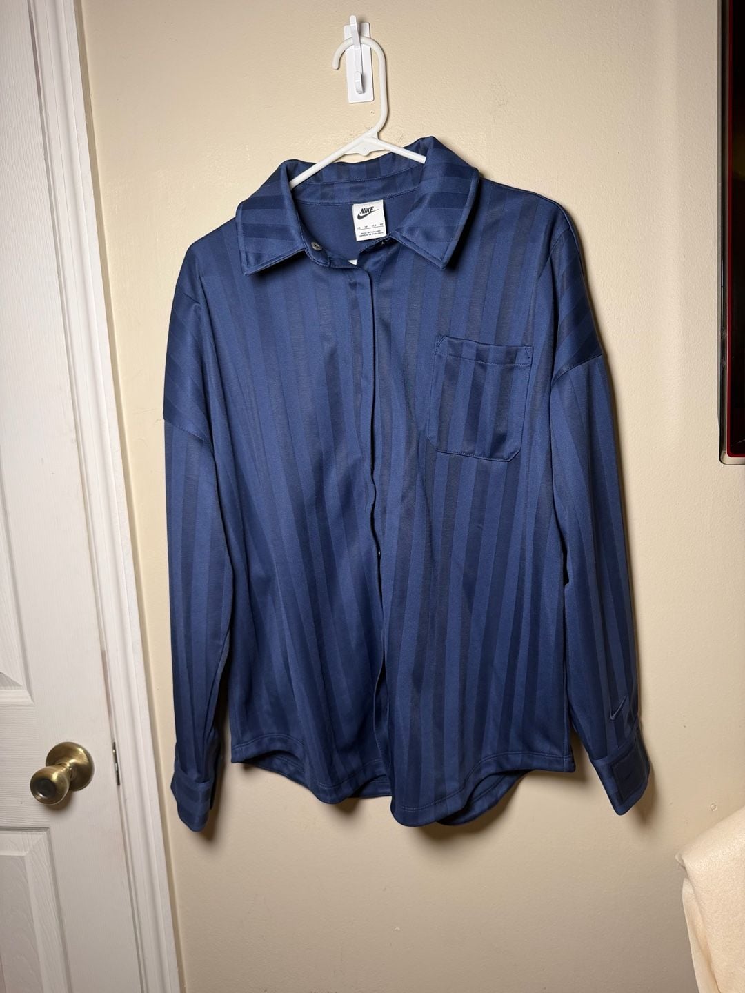 Nike Women's Oversized Jacquard Striped Button Down – , 2