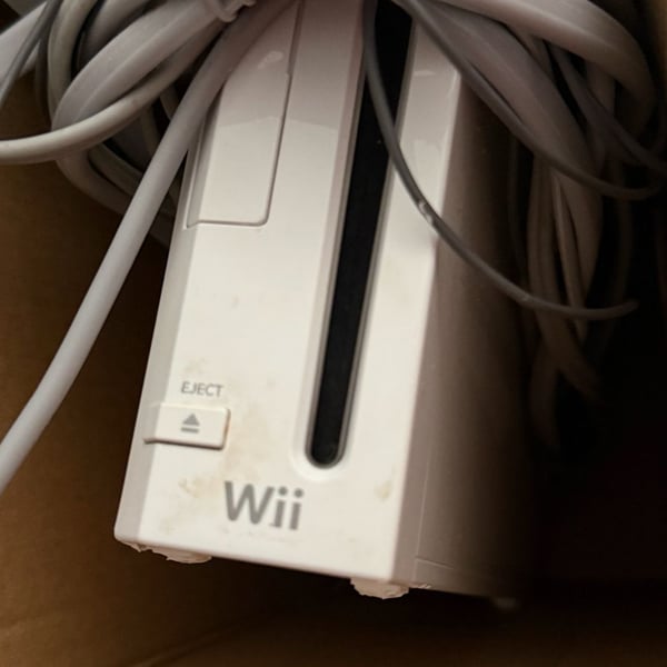 Nintendo Wii Console RVL-001 White Bundle with Controllers and Cords
