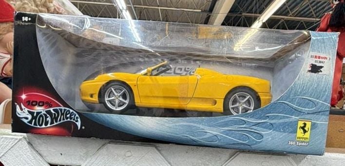 Hot Wheels Ferrari 360 Spider 1:18 Yellow Diecast Car 1