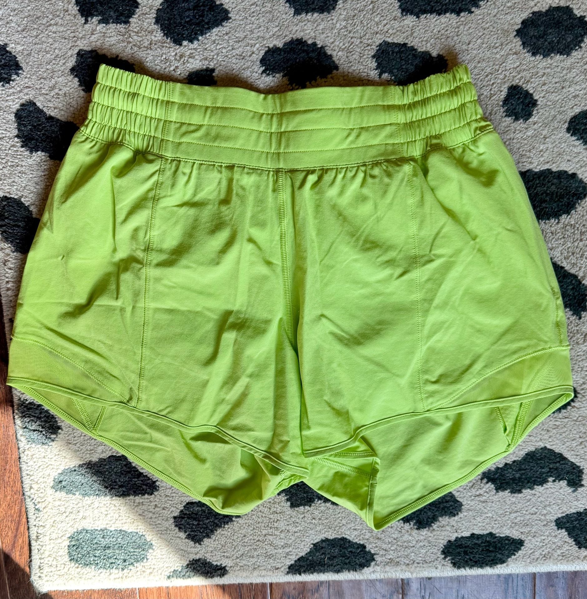 Lululemon Hotty Hot High-Rise Lined Short 4" Scream Green Light Size 6 2