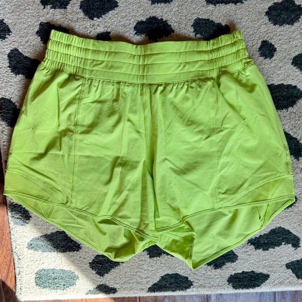 Lululemon Hotty Hot High-Rise Lined Short 4" Scream Green Light Size 6