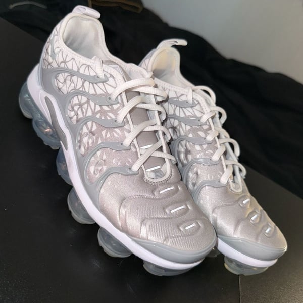 Nike Air VaporMax Plus Size 6 White Metallic Silver