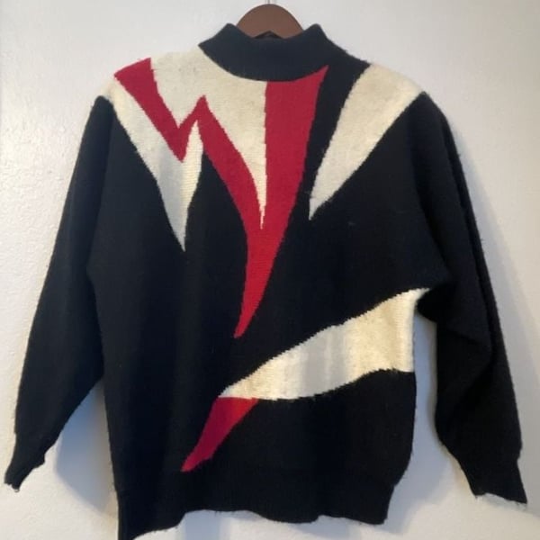 Vintage Retro Geometric Sweater Size L Black Red White
Shoulder pad
Mock neck