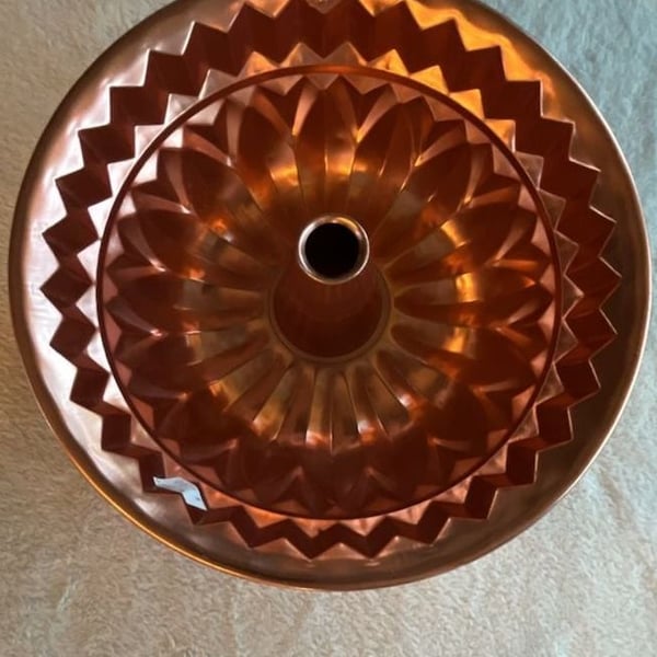 Vintage Copper Tone Bundt Cake Pan Size 9 Inch Fluted Mold