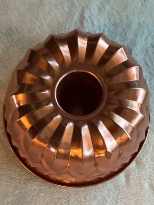 Vintage Copper Tone Bundt Cake Pan Size 9 Inch Fluted Mold 3