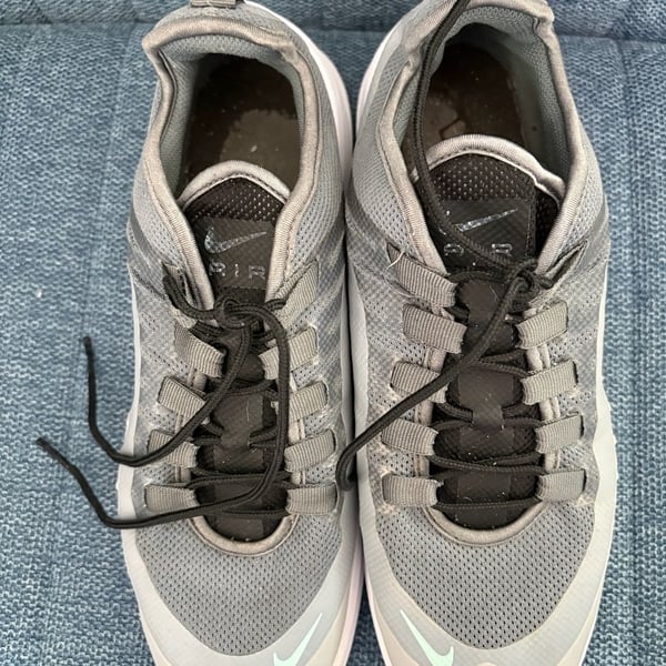 Nike Air Max Axis Size 10 Gray Sneakers