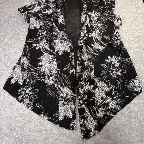 Peter Nygård Cardigan Size S Black White Floral Open Front Topper