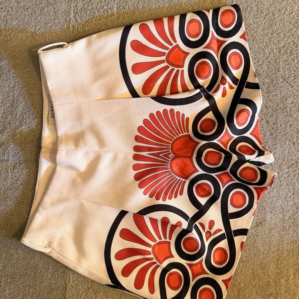 Elppis Printed Shorts Size L Orange Black White Retro Pattern