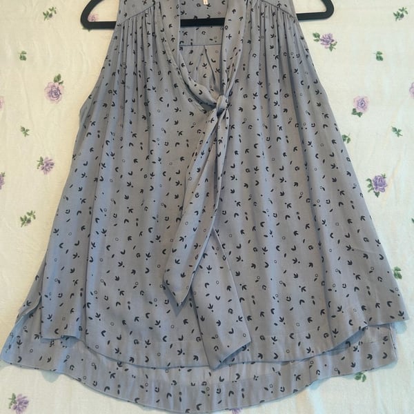 Free People Blouse Size S Blue Floral Tie Neck Sleeveless Top