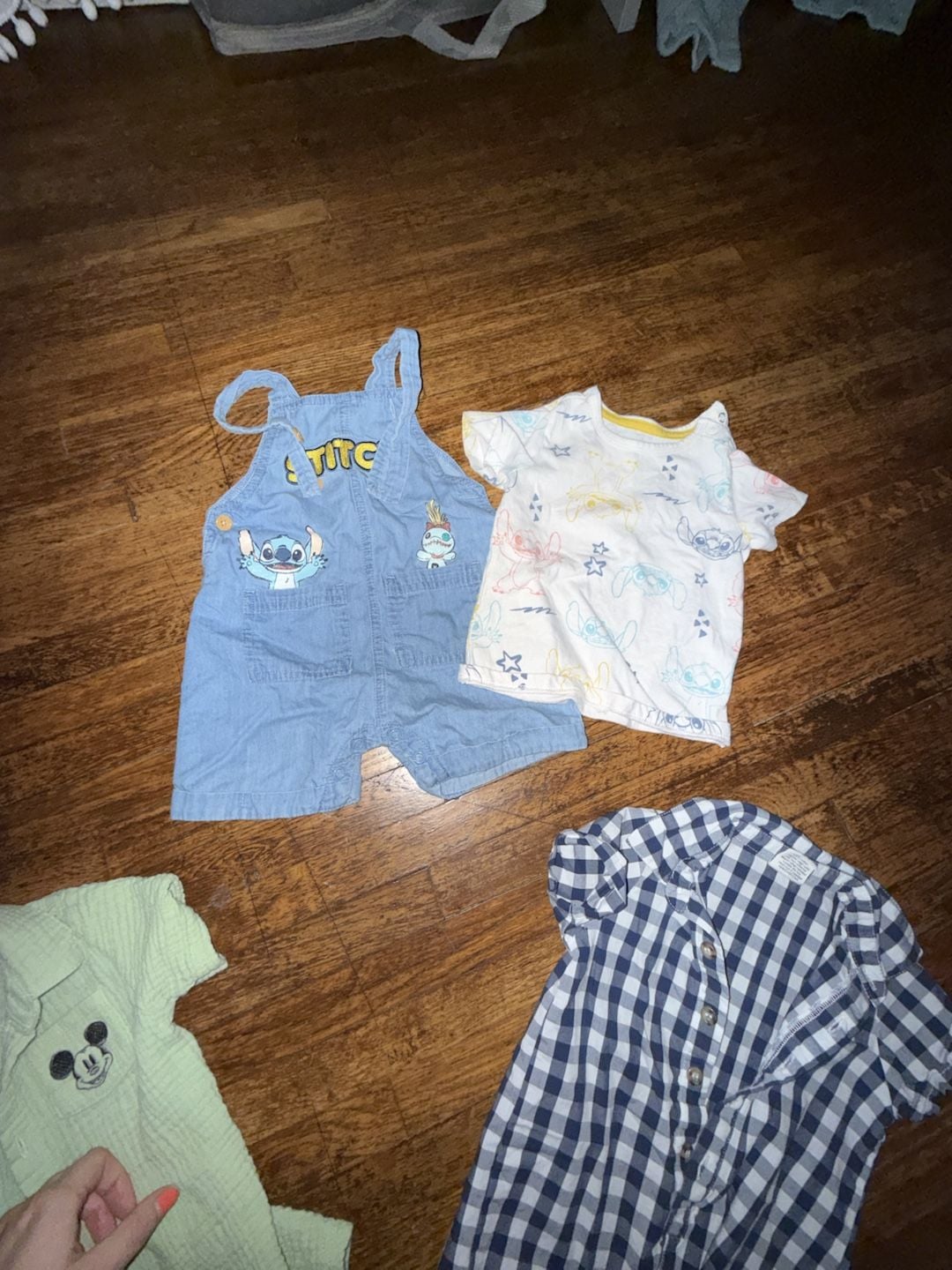 Disney set Size 6-9 Months 4