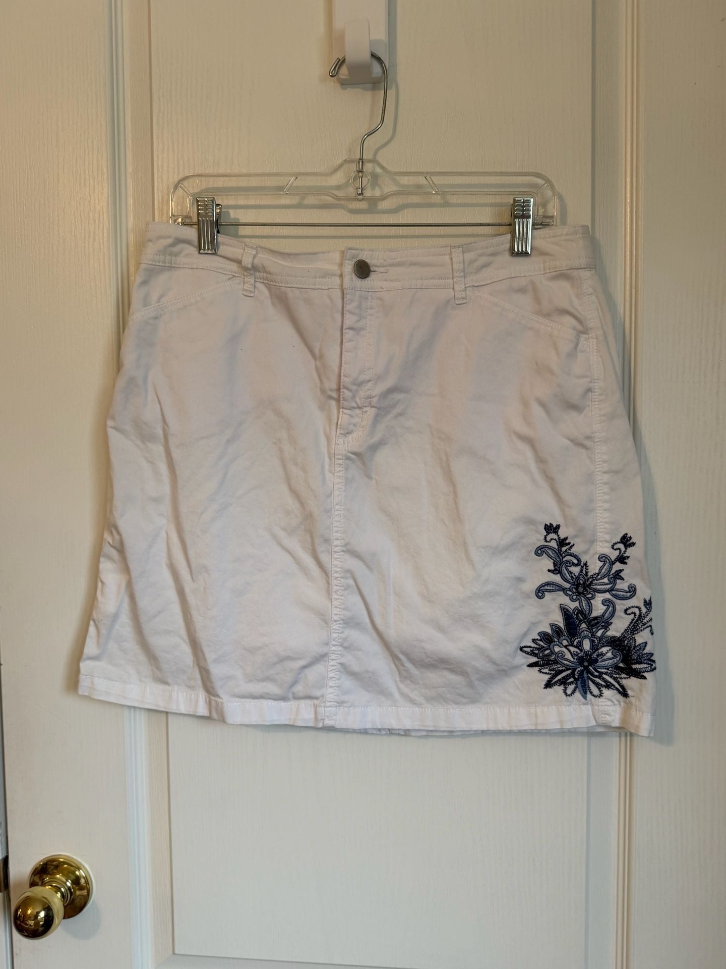 Croft & Barrow White Skort Blue Embroidered Floral 2