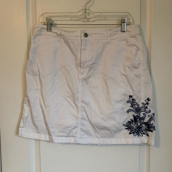 Croft & Barrow White Skort Blue Embroidered Floral