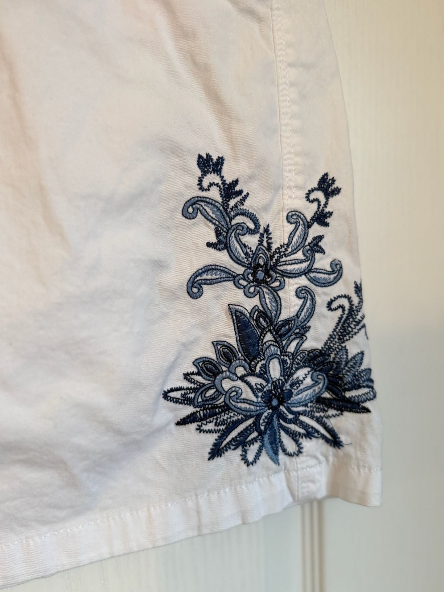 Croft & Barrow White Skort Blue Embroidered Floral 3