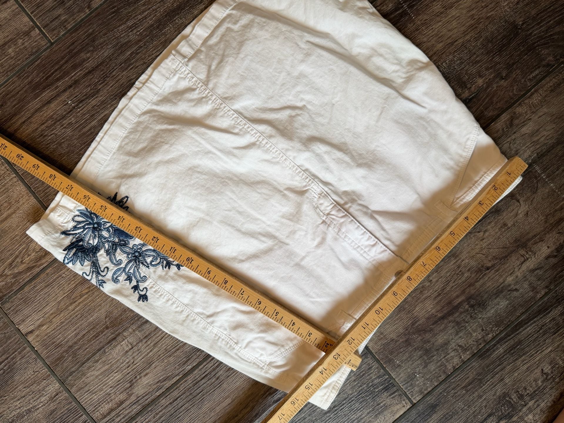 Croft & Barrow White Skort Blue Embroidered Floral 7