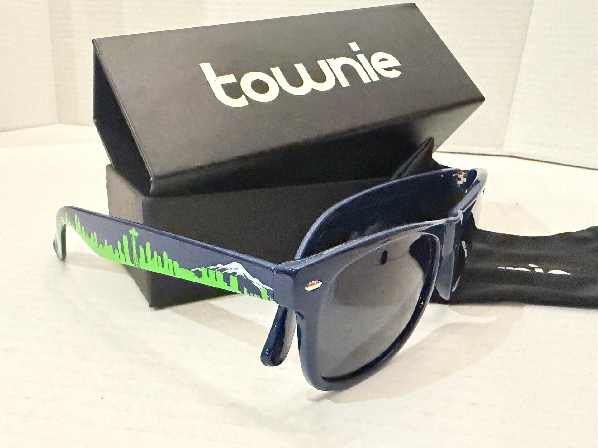 Townie Seattle Skyline Sunglasses Blue with Case 2