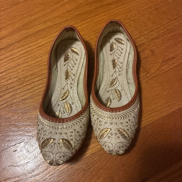 Children’s Apple Handcrafted Jutti Flat Shoes Off White Gold Embroidery