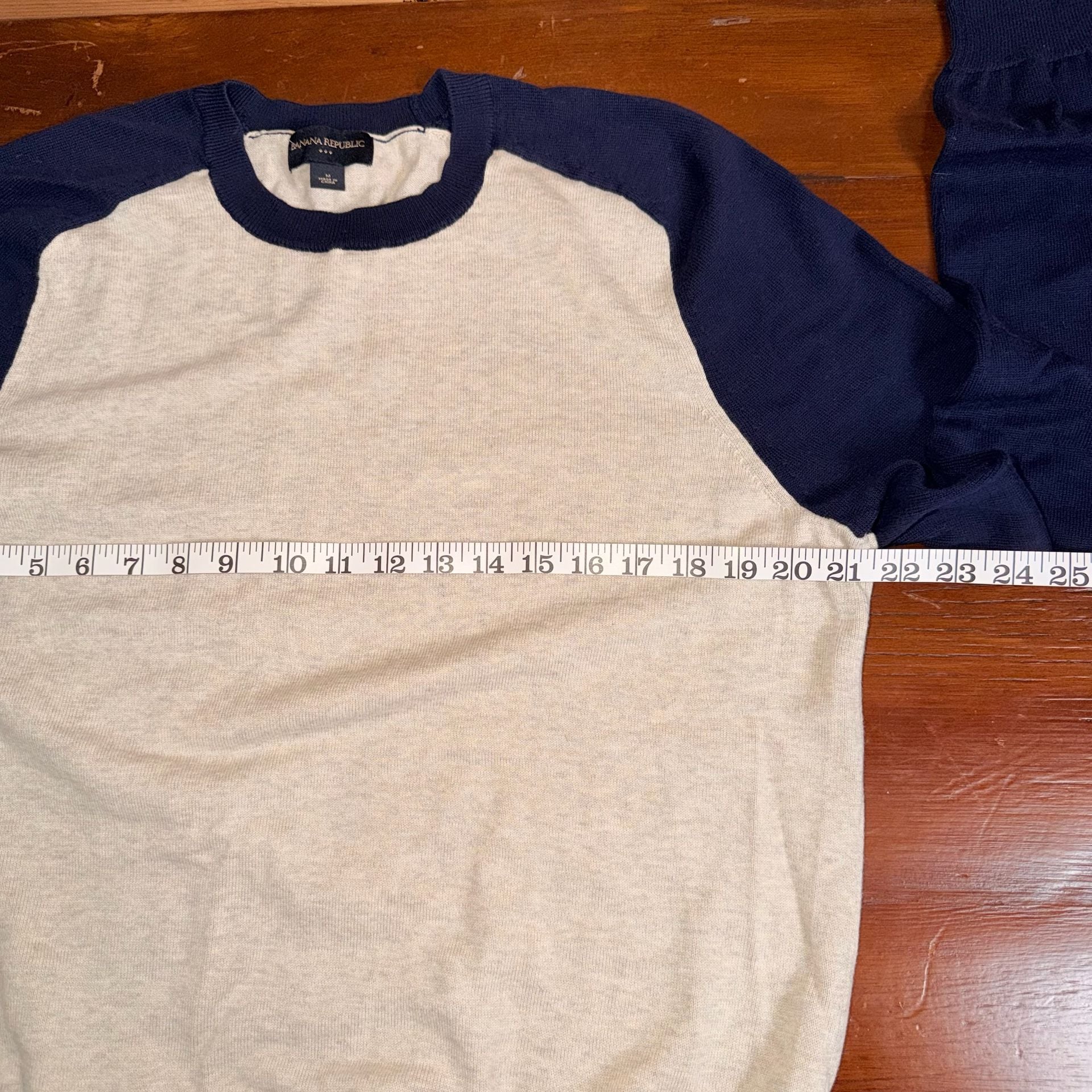 Banana Republic Crew Neck Sweater Size M Blue Cream Raglan Long Sleeve 5