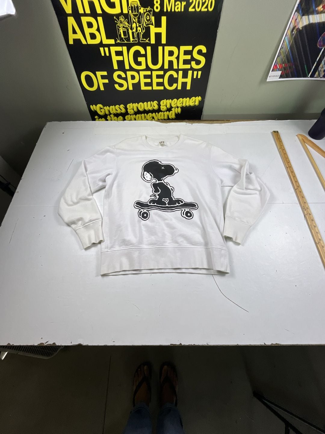 Uniqlo KAWS Peanuts Snoopy Size M White Skateboarding Sweatshirt 2