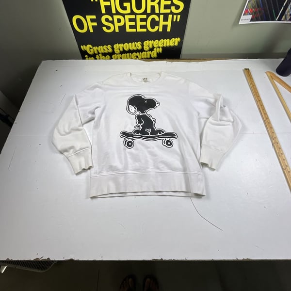 Uniqlo KAWS Peanuts Snoopy Size M White Skateboarding Sweatshirt