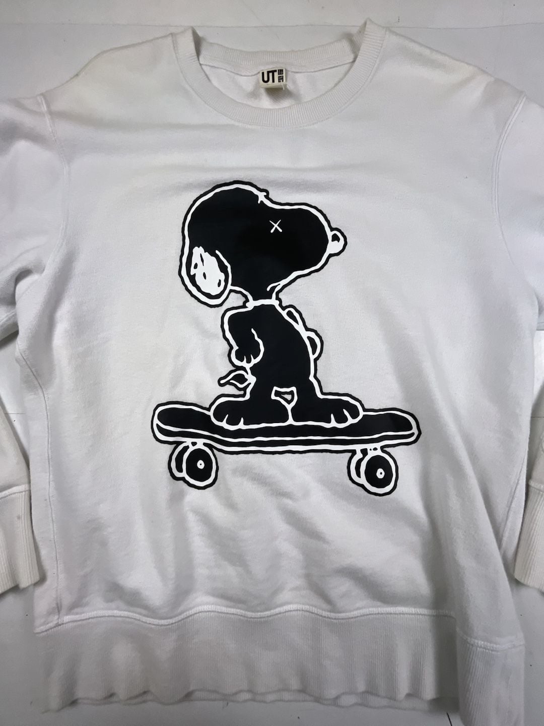 Uniqlo KAWS Peanuts Snoopy Size M White Skateboarding Sweatshirt 3
