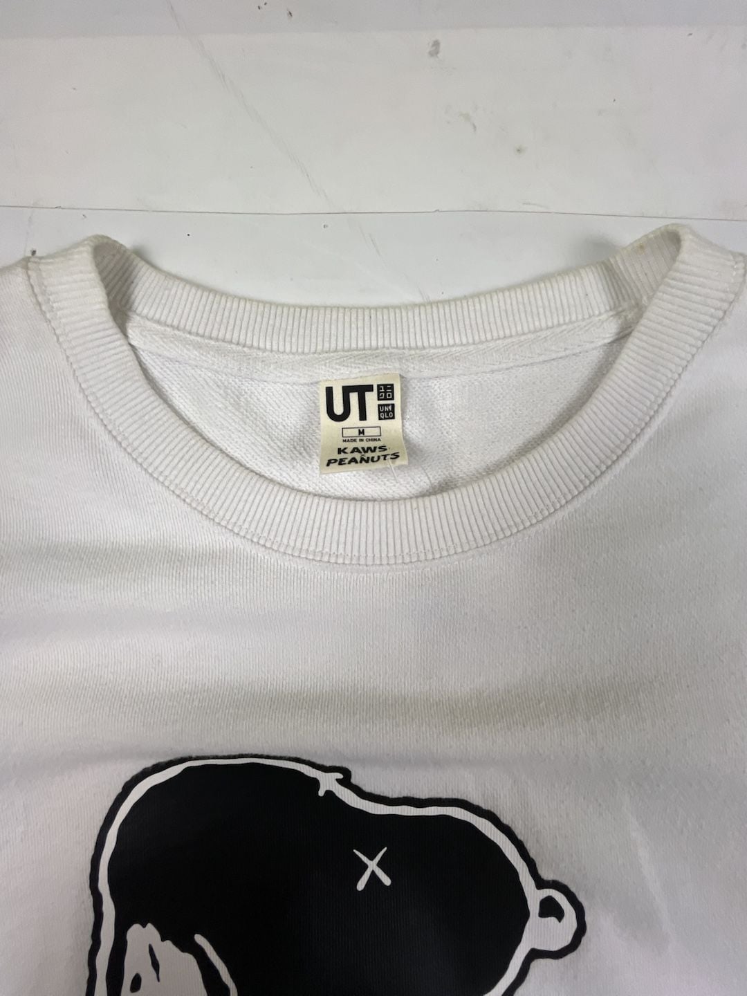 Uniqlo KAWS Peanuts Snoopy Size M White Skateboarding Sweatshirt 4