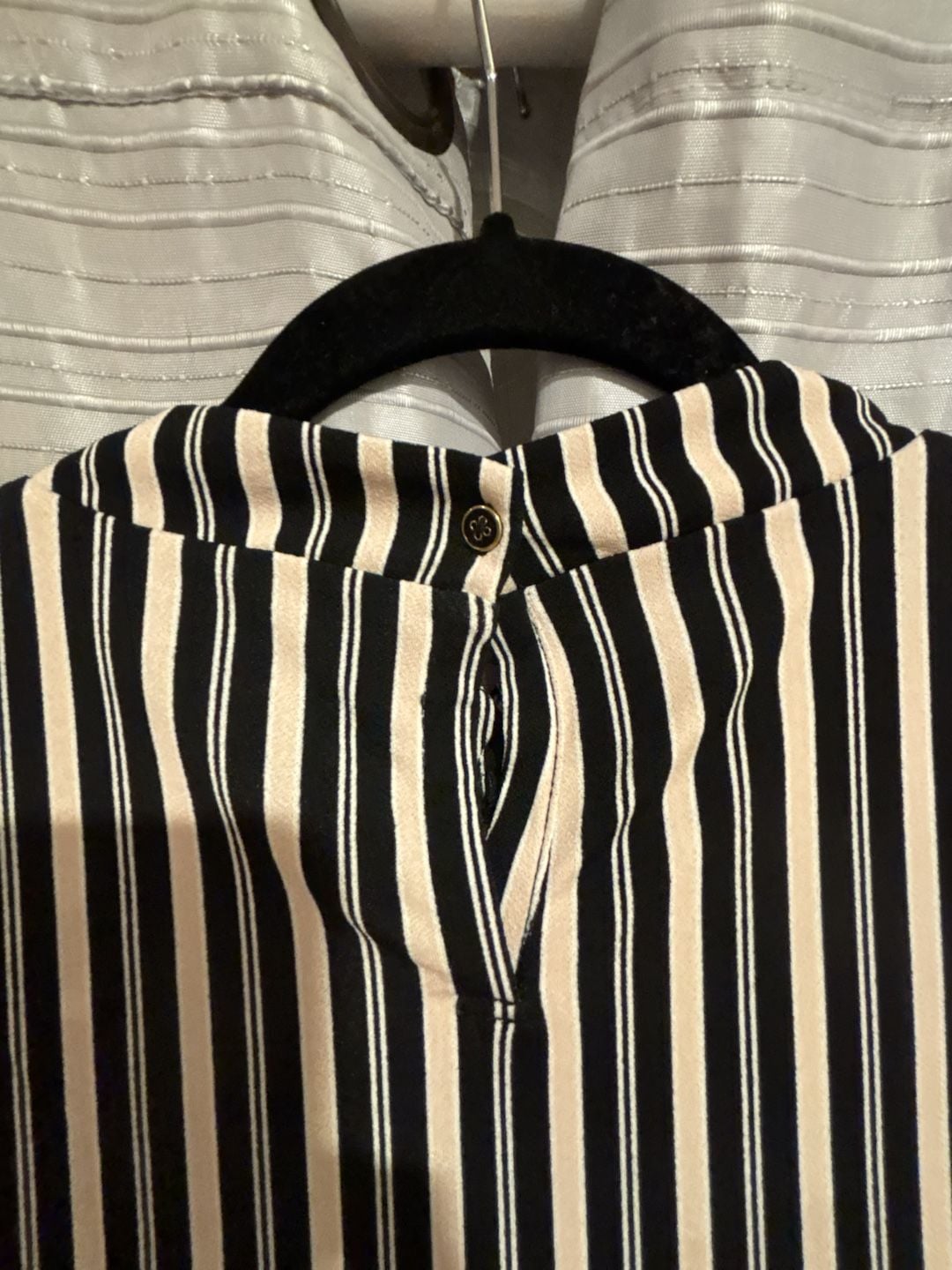 Adrianna Papell Sleeveless Blouse Size S Black White Striped Ruffle Mock Neck 7