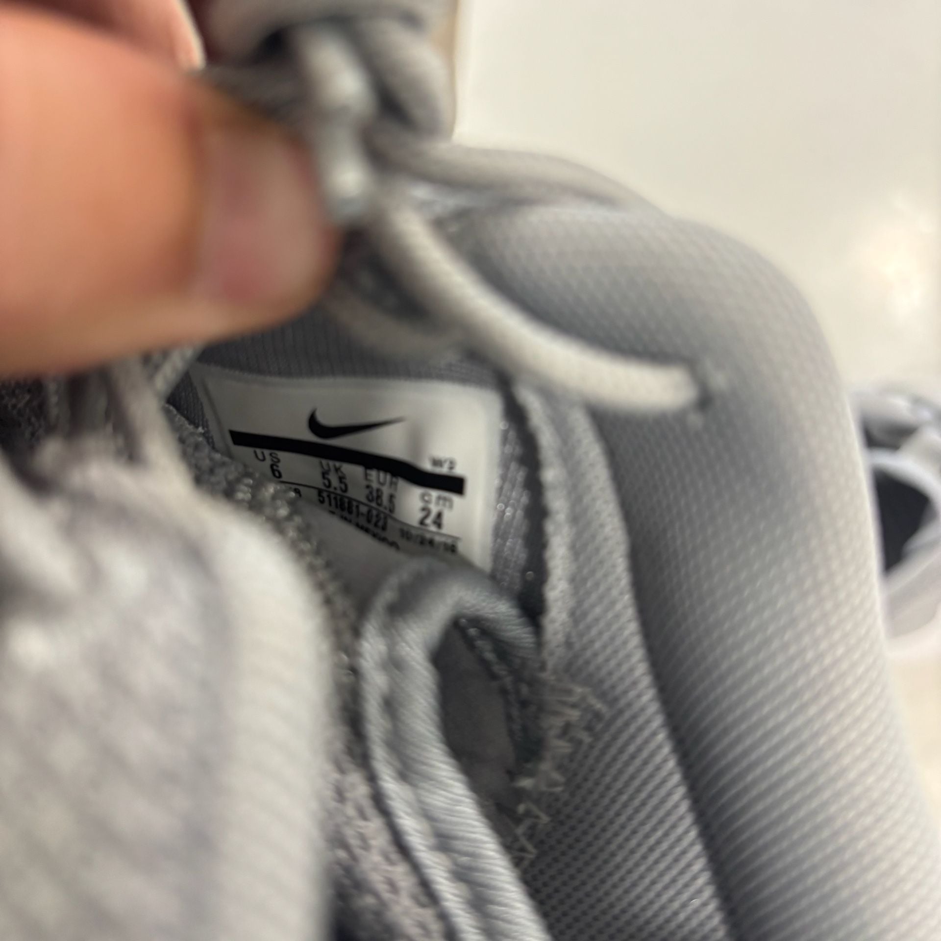 Nike Roshe One Size 6 Gray White Running Shoes 7