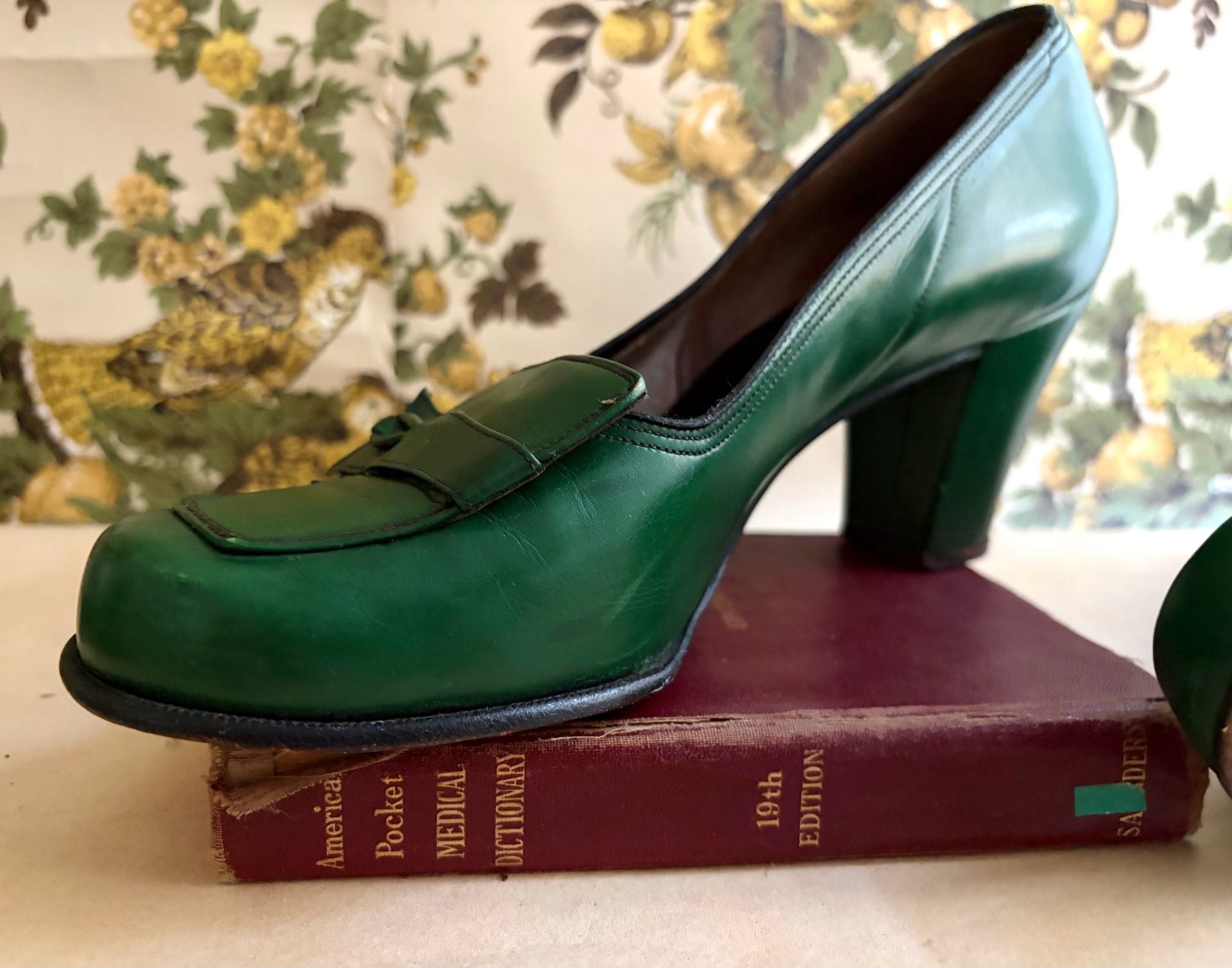 Vintage Green Leather Pumps Chunky Heel Loafers Retro 1960s Women’s Shoes US Size 7 Carmellettes 9