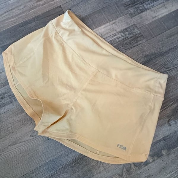 Fit2Run Light Yellow Active Wear Women’s Shorts size M