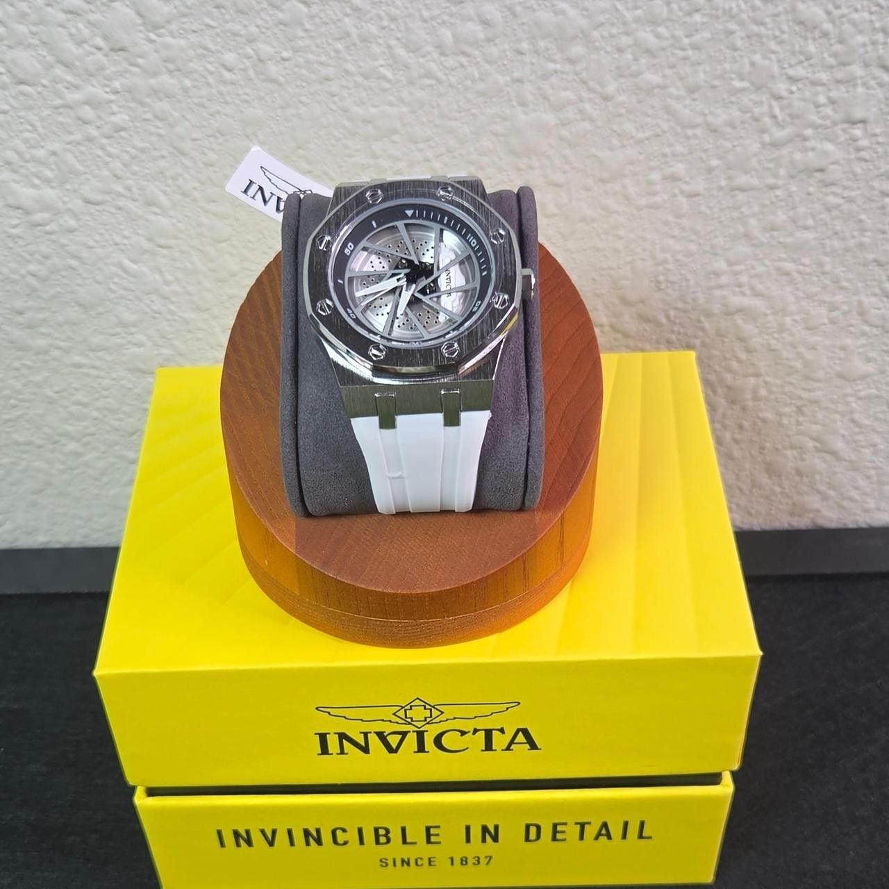 Invicta Speedway Rim Watch Model 70039 White Rubber Strap 2