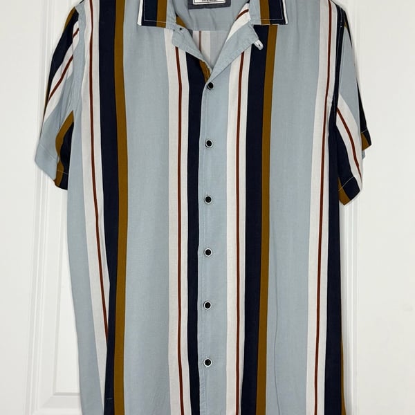 Free Planet Short Sleeve Button Up Shirt Size Medium Blue Striped Rayon